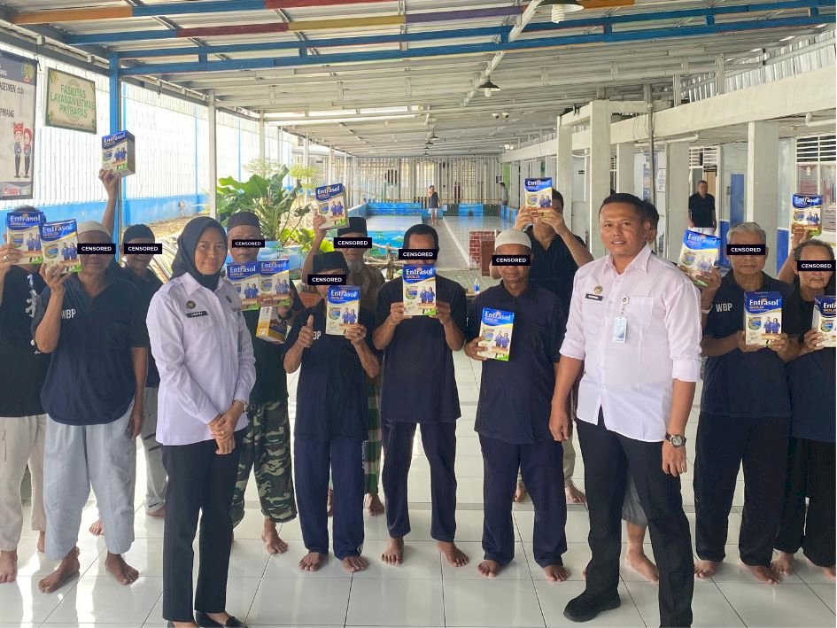 Peduli Kesehatan, Lapas Pangkalpinang Bagikan Susu Lansia dan Paket Kebersihan