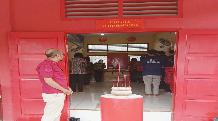 Lapas Jambi Fasilitasi Ibadah Warga Binaan Buddha di Vihara Sudhavassa 