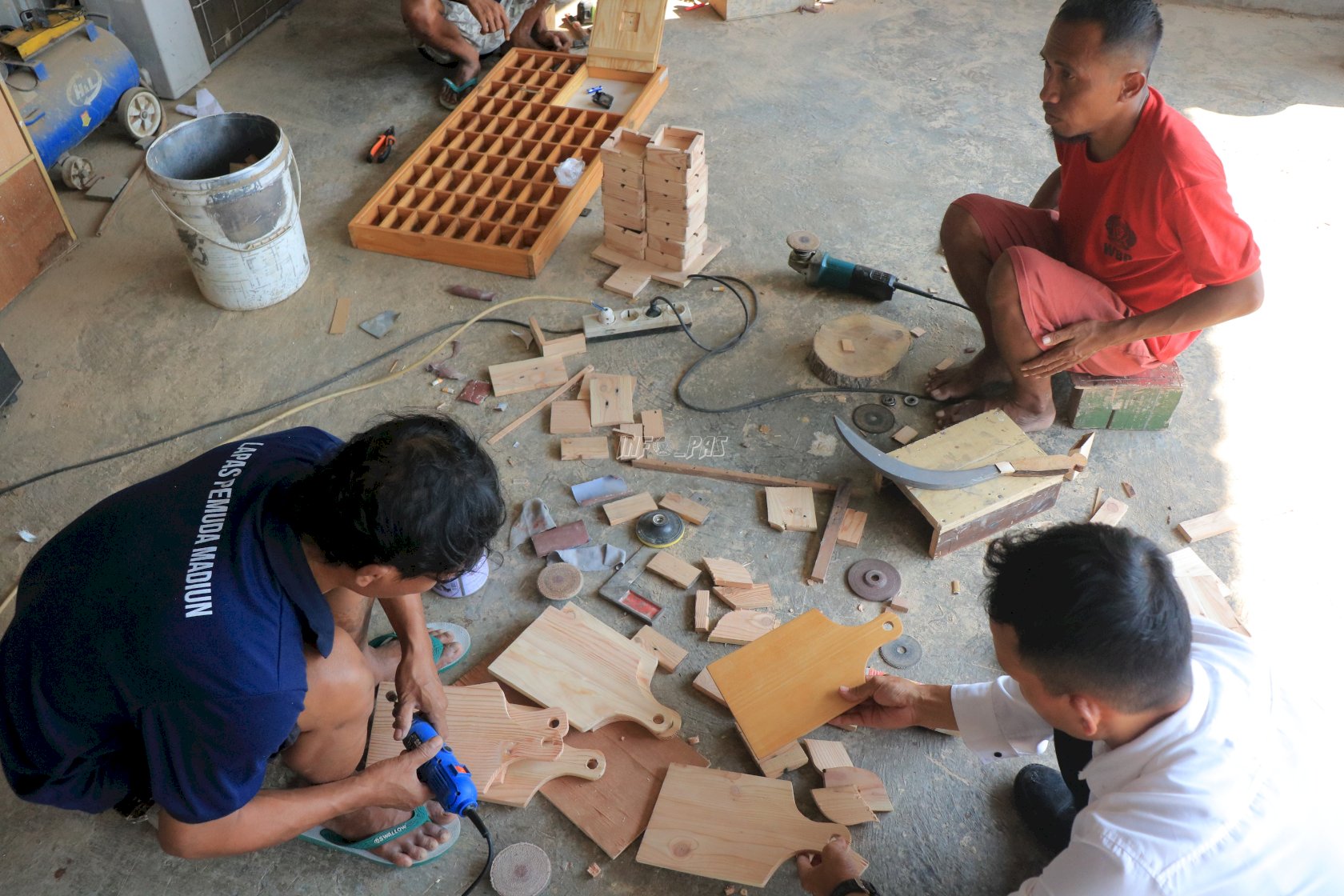 Warga Binaan Lapas Pemuda Madiun Asah Keterampilan dengan Produksi Talenan dan Asbak Kayu