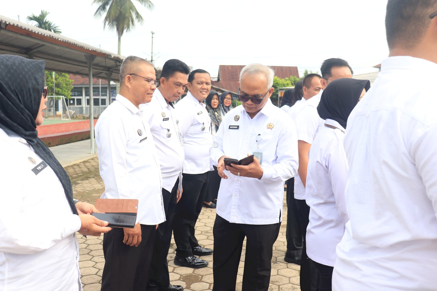 Cegah Judi Online, Kalapas Jambi Pimpin Pemeriksaan Handphone Petugas
