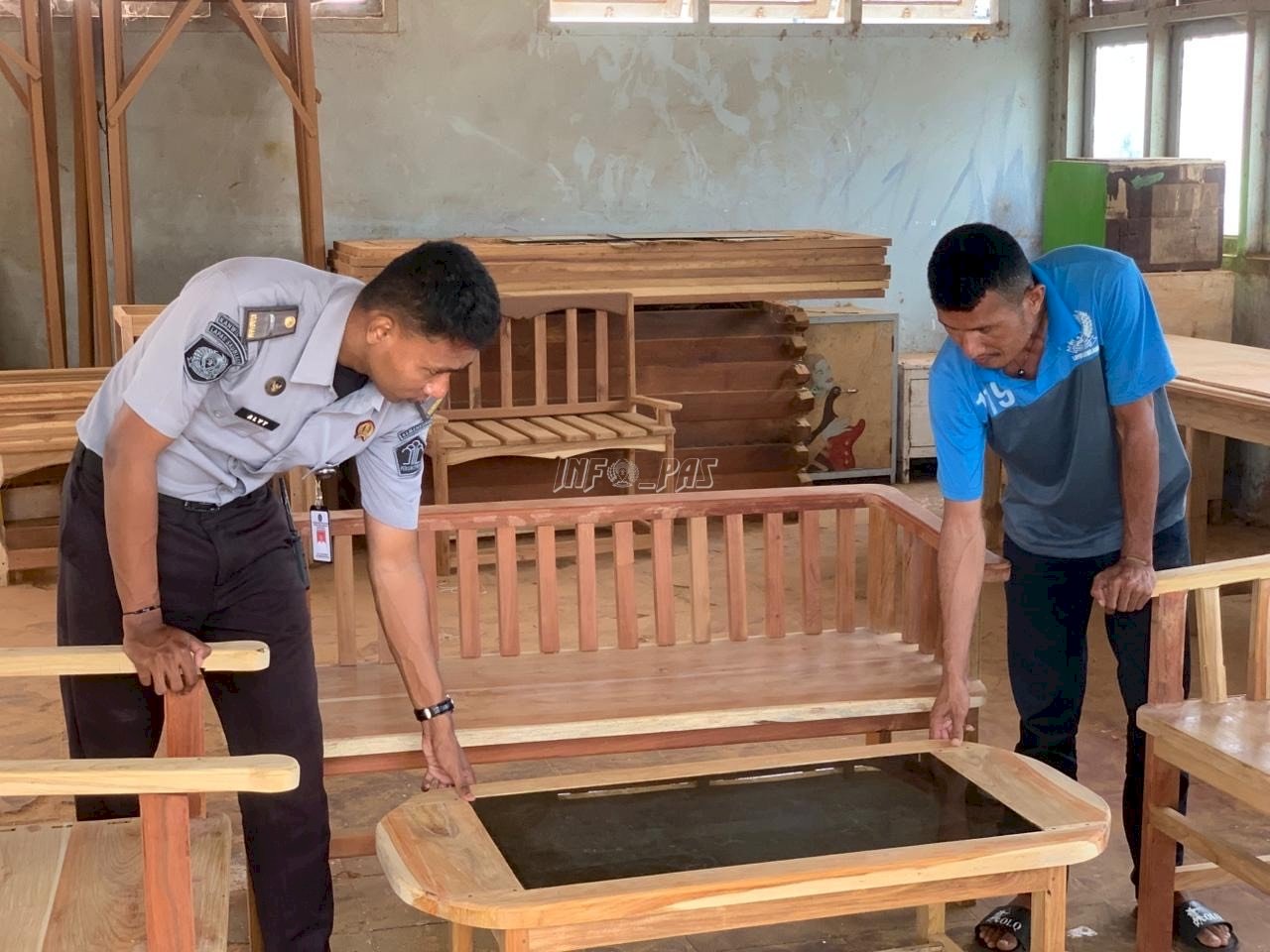 Keterampilan Mebel Jadi Bekal, Warga Binaan Lapas Saumlaki Produksi Meja dan Sofa
