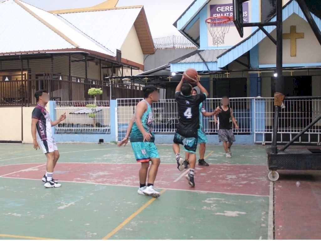Semangat Tak Kenal Usia, Warga Binaan Lapas Cipinang Antusias Bermain Basket