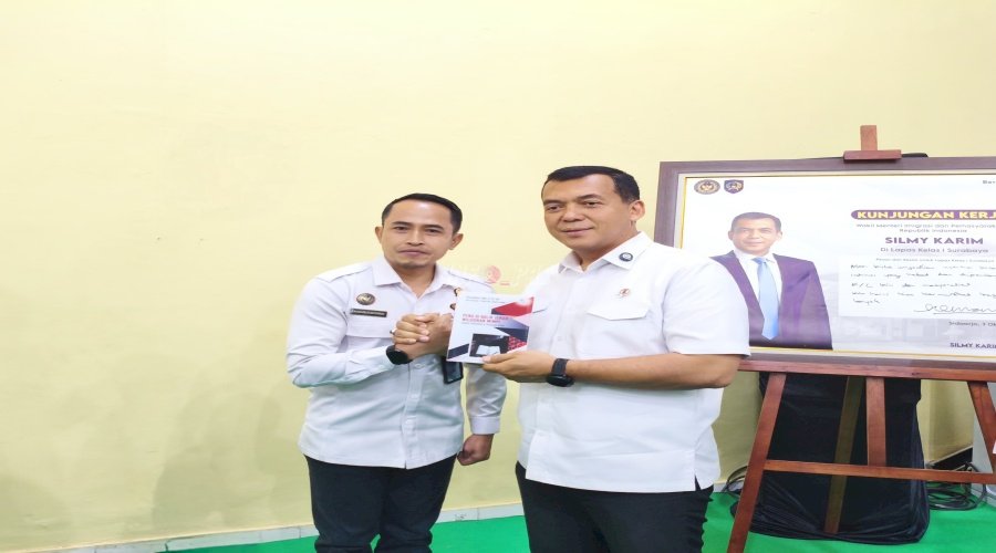Karutan Sampang Perkenalkan Buku Hasil Karyanya kepada Wamen Imipas