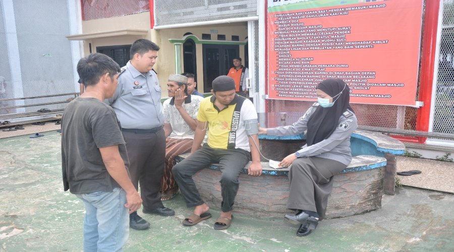 Pantau Kesehatan Warga Binaan, Tim Medis Lapas Narkotika Muara Sabak Keliling Blok Hunian