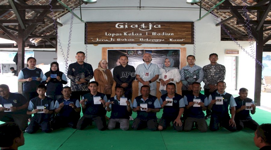 Lapas Madiun Bagikan Buku Tabungan dan ATM bagi Warga Binaan Peserta Program Kegiatan Kerja