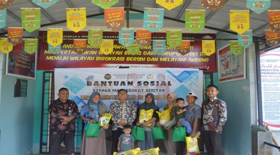 Lapas Narkotika Muara Sabak Salurkan Bantuan Sembako untuk Masyarakat Sekitar