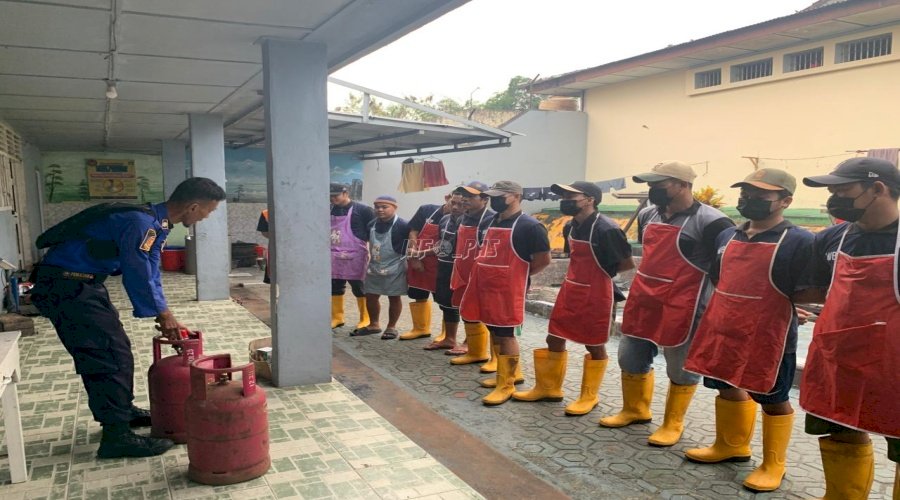 Latih Tanggap Darurat, Petugas dan Warga Binaan Lapas Pangkalpinang Simulasikan Penanggulangan Kebakaran