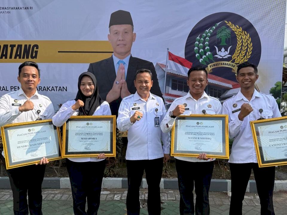 Berhasil Cegah Penyelundupan Narkoba, Empat Petugas Lapas Pemuda Madiun Terima Penghargaan