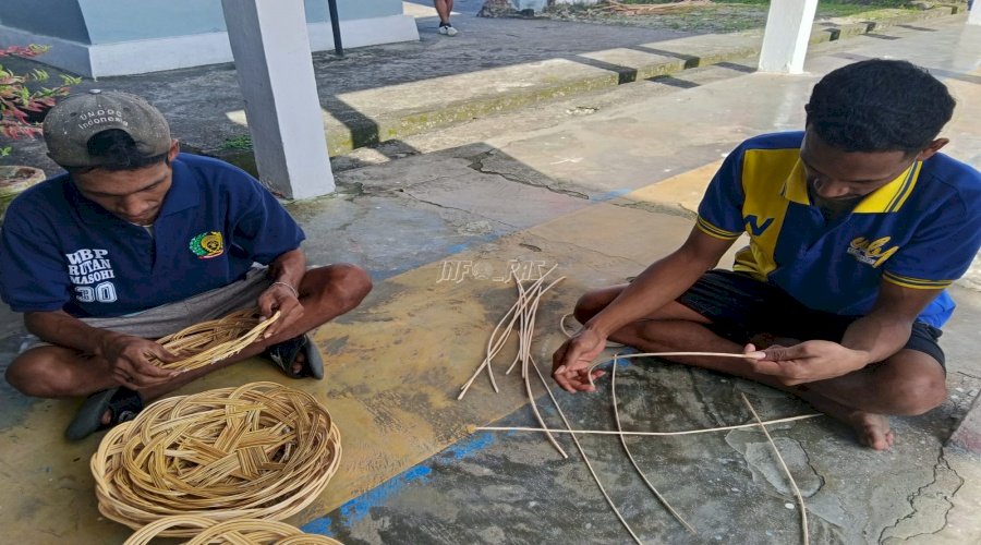 Rutan Masohi Tingkatkan Keterampilan Warga Binaan lewat Kerajinan Rotan