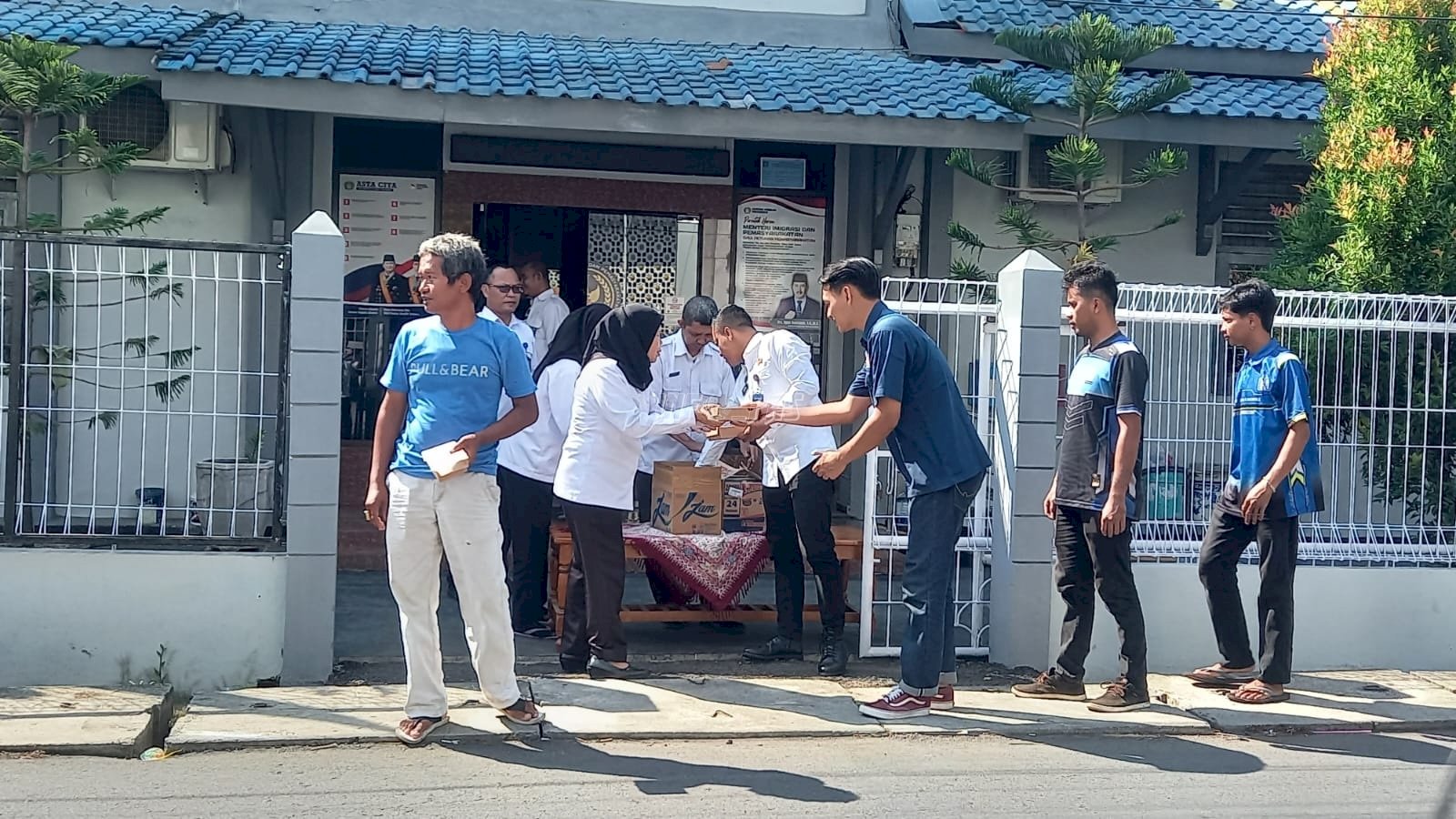 Pererat Silaturahmi, Bapas Pekalongan Bagikan Paket Makan Gratis untuk Masyarakat Sekitar