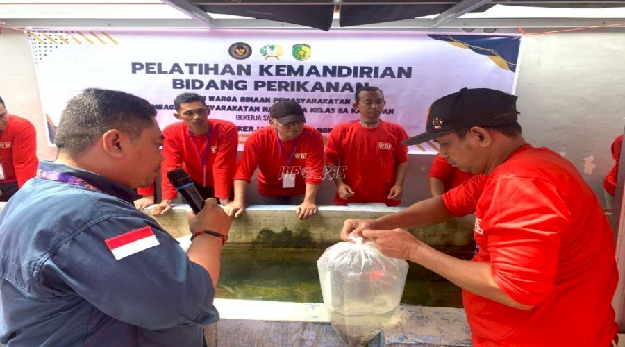 Warga Binaan Lapas Narkotika Kasongan Praktik Pengecekan pH, Suhu Air, dan Penebaran Bibit Lele