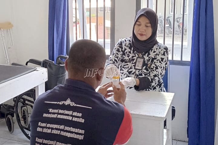 Berantas Narkoba, Warga Binaan Lapas Wahai Jalani Tes Urine Program 'Warna Benar'