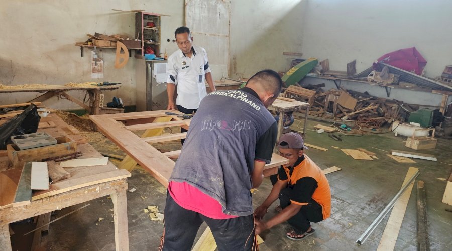  Wujud Kemandirian lewat UMKM, Warga Binaan Lapas Pangkalpinang Produksi Meja Makan