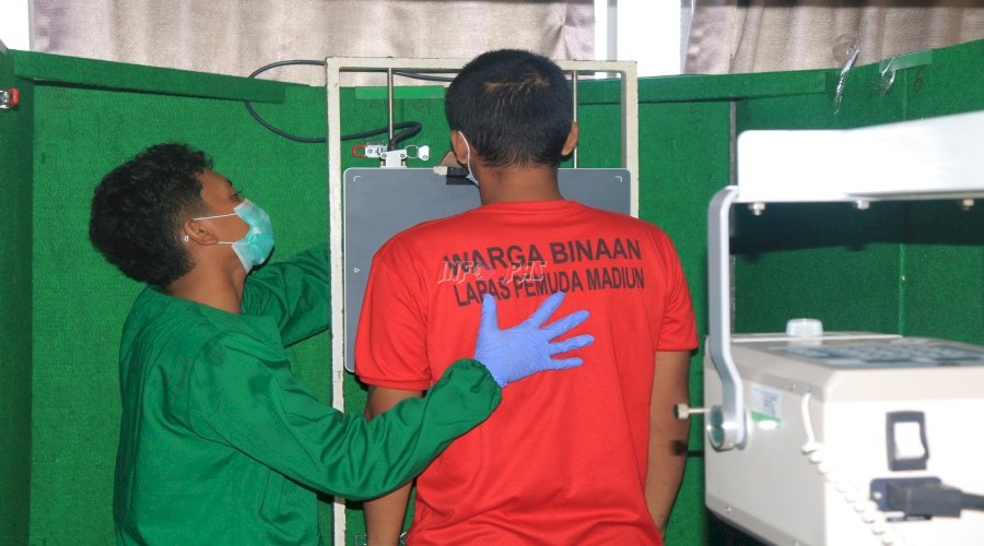 Cegah Penyebaran TBC, Seluruh Warga Binaan Lapas Pemuda Madiun Jalani Rontgen Dada
