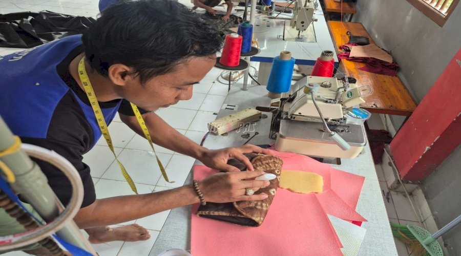 Warga Binaan Lapas Banyuasin Ciptakan Tas Motif Jumputan Khas Sumsel