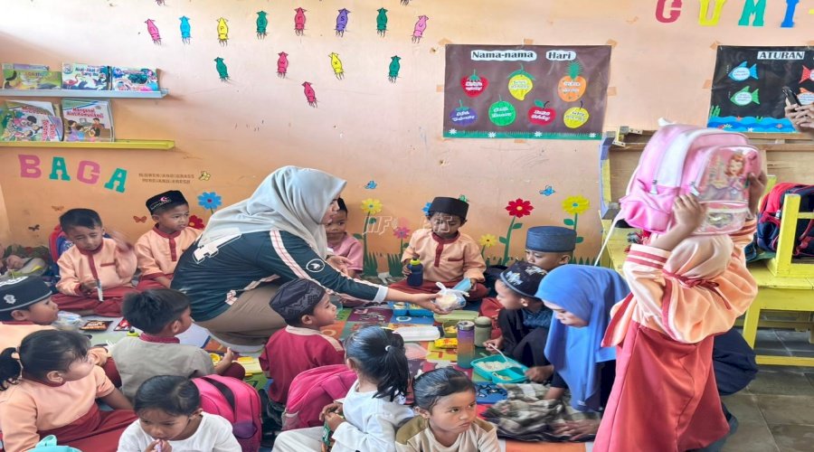 Peringati Hari Santri Nasional, Rutan Majene Berbagi Puding dan Susu untuk Pelajar