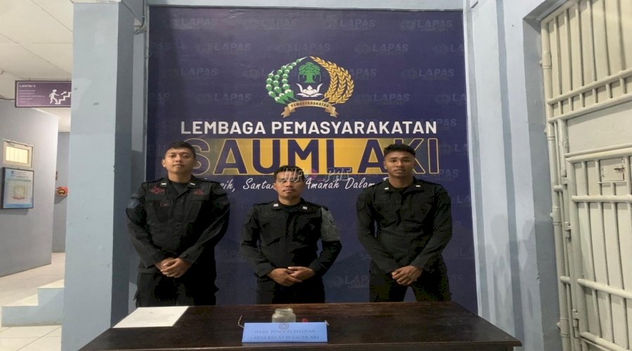 Tingkatkan Kewaspadaan, Petugas Lapas Saumlaki Lakukan Penggeledahan Malam