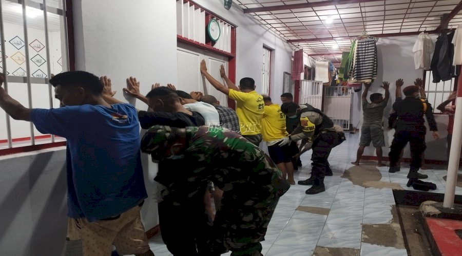 Razia Bersama APH, Lapas Namlea Berantas Barang Terlarang