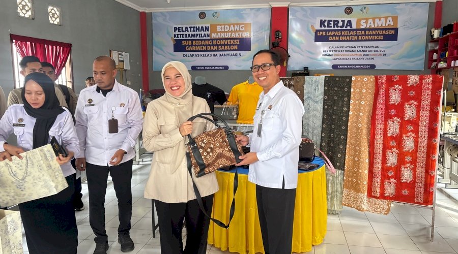Tas Jumputan Karya Warga Binaan Lapas Banyuasin Diborong Anggota DPR RI 