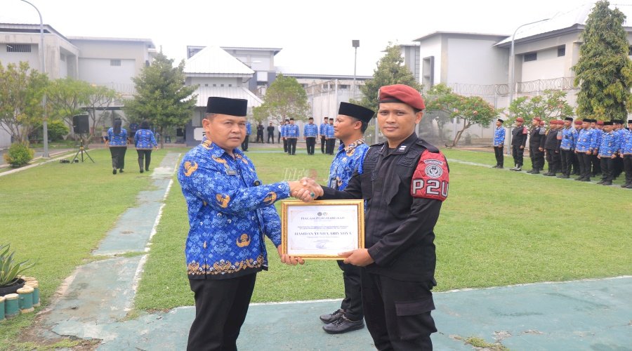 Lapas Pemuda Madiun Berikan Penghargaan kepada Dua Petugas Berprestasi