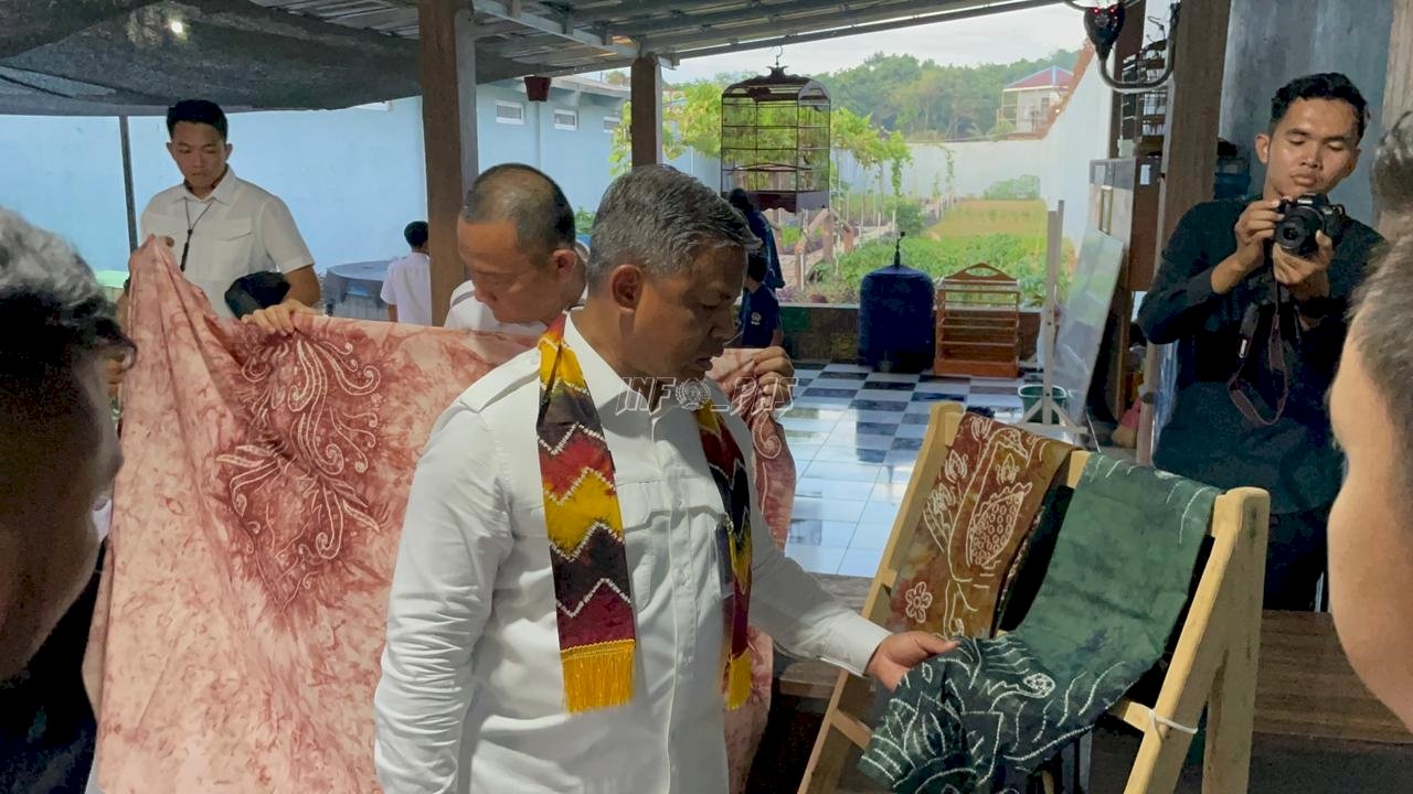 Direktur Tekforma Apresiasi Kreativitas Warga Binaan di WAE 2 Lapas Narkotika Karang Intan