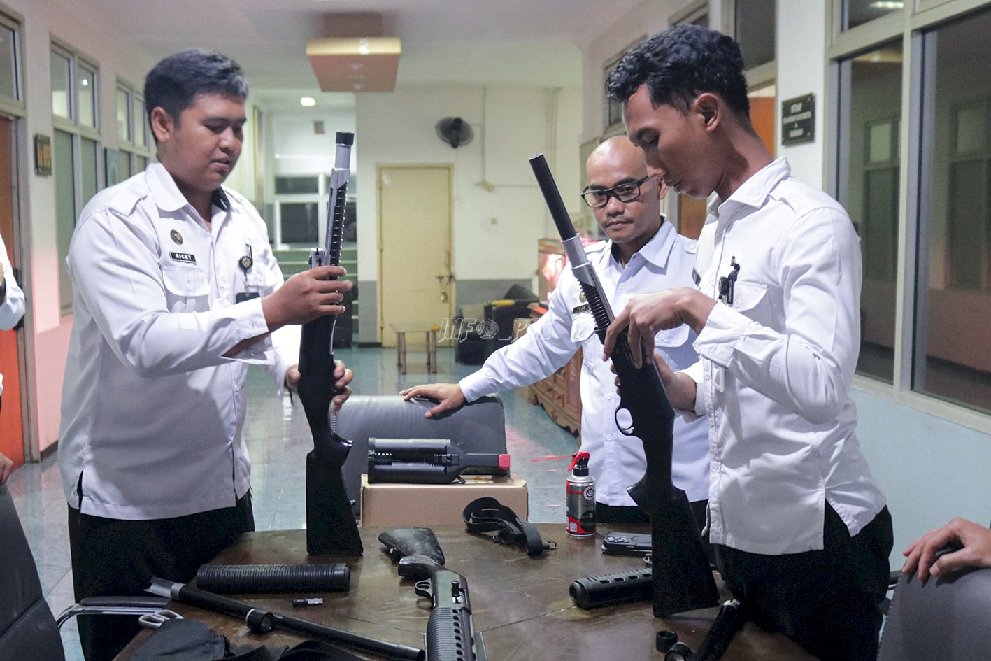 Lapas Cibinong Rawat Senjata untuk Pastikan Keamanan Tetap Siaga