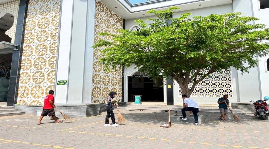 Klien Bapas Pekalongan Bersihkan Lingkungan Masjid Al-Muttaqin Medono