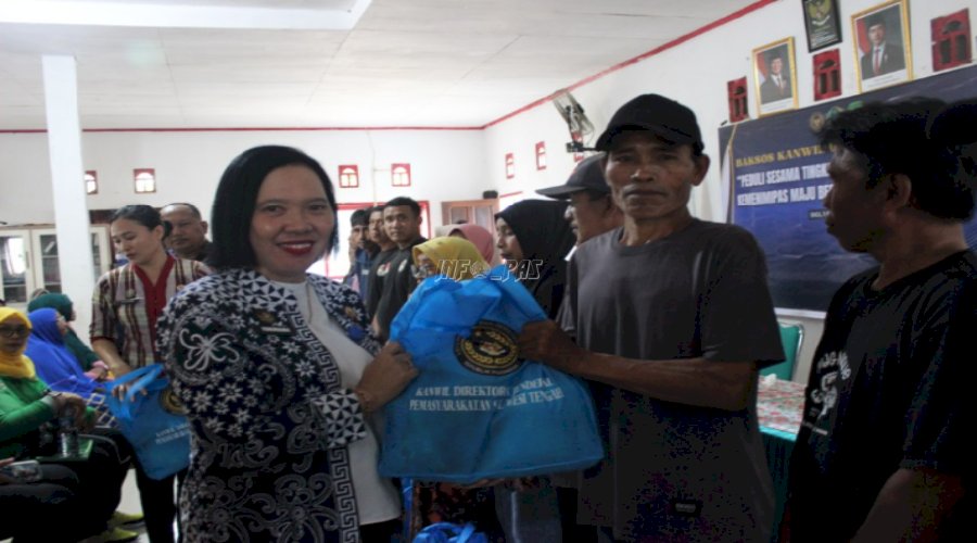 LPP Palu Bersama Kanwil Ditjenpas Palu Salurkan 100 Paket Sembako pada Baksos di Desa Maku