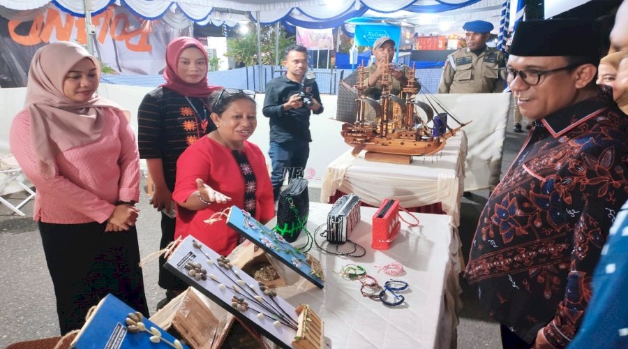 Karya Warga Binaan Lapas Wahai Dibeli Bupati Malteng di Pameran Budaya dan UMKM Tahun 2025