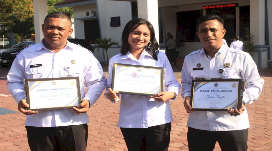 Kanwil Ditjenpas Maluku Berikan Penghargaan bagi Pegawai Teladan Periode Agustus-Oktober 2025