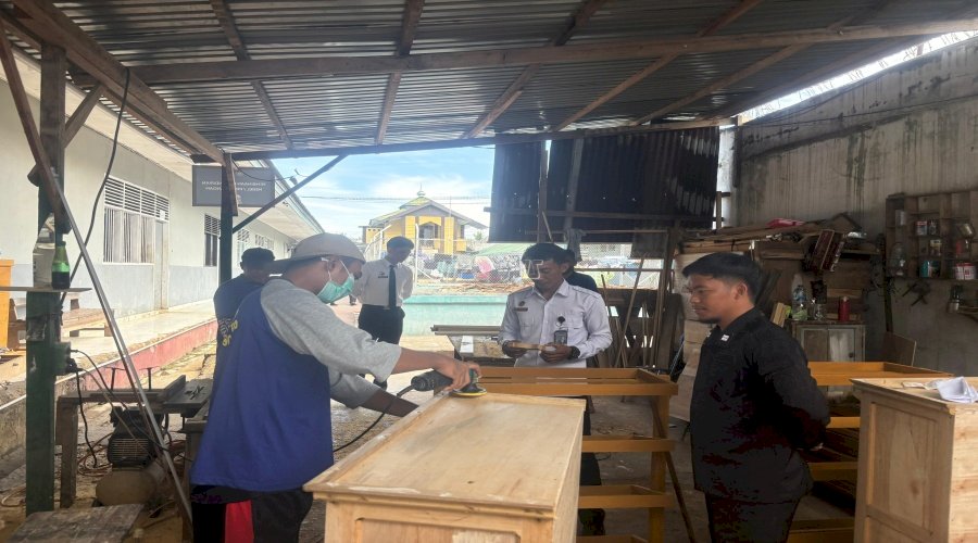 Bengkel Mebel Rutan Poso Hasilkan Beragam Perabot Kayu