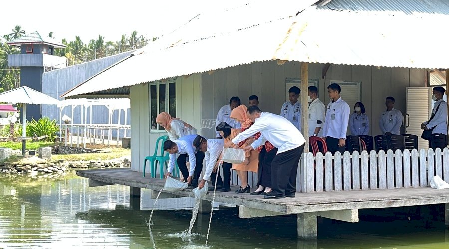 Dukung Program Ketahanan Pangan Nasional, Lapas Parigi Tebar 3.000 Benih Ikan Nila