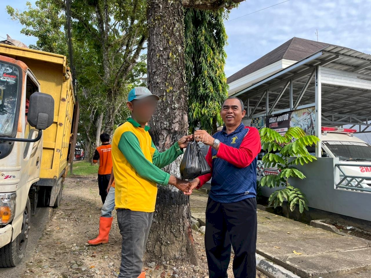 Tebar Kepedulian, Rutan Barabai Bagikan Paket Sembako ke Masyarakat Sekitar