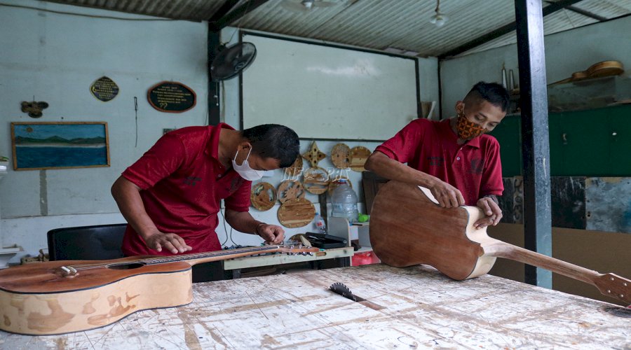 Peluang Baru di Balik Lapas, Warga Binaan Lapas Cibinong Sulap Kayu Jadi Gitar Bernilai 