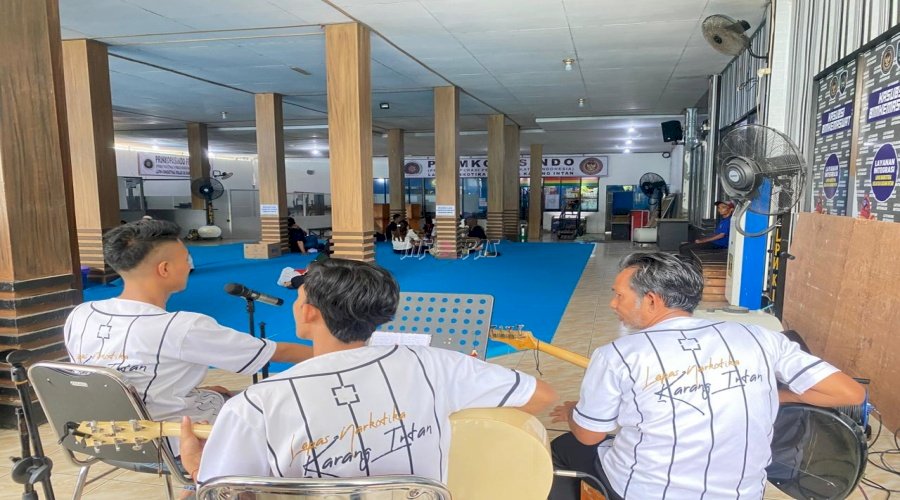 Penuh Warna dan Makna, Diamond Band Lapas Narkotika Karang Intan Ceriakan Suasana Kunjungan