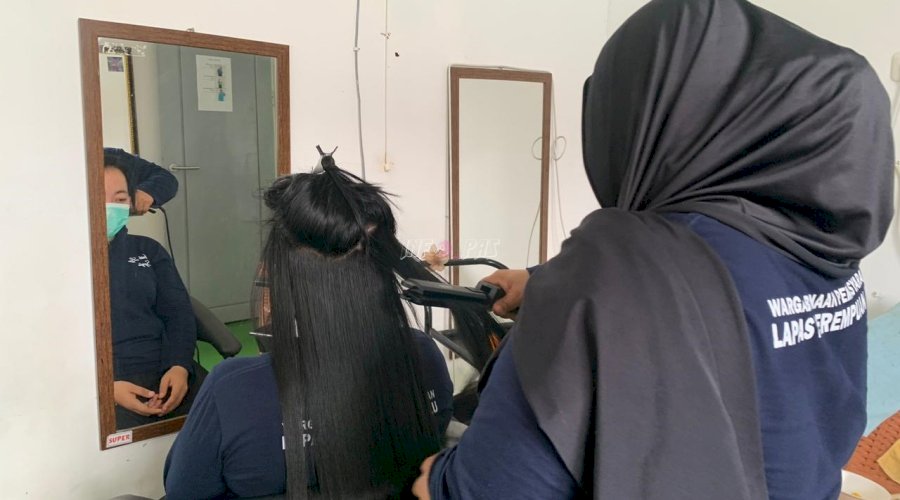Lapas Perempuan Palu Kembangkan Potensi Warga Binaan lewat Pelatihan Salon