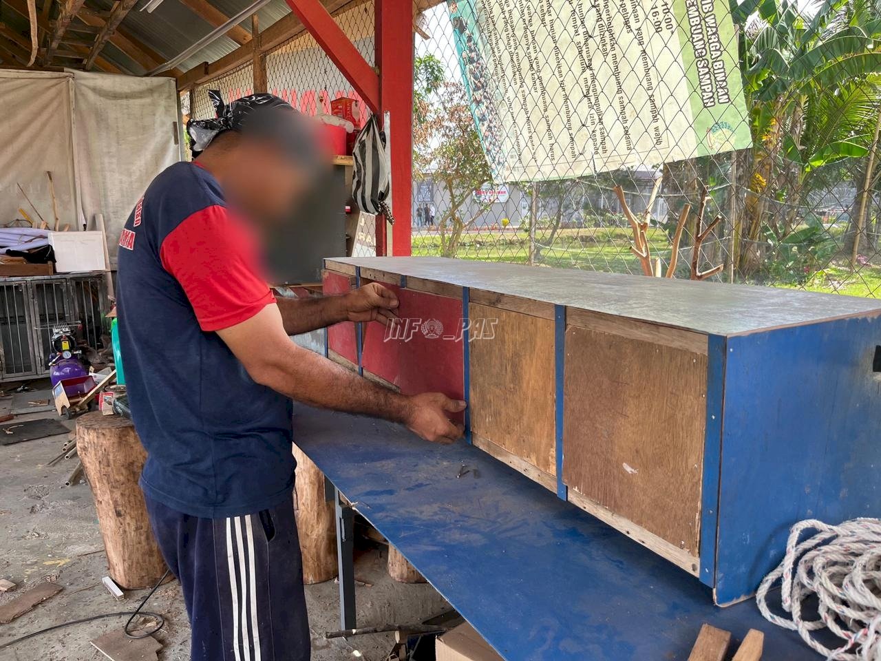 Pembinaan Produktif, Warga Binaan Lapas Dharmasraya Buat Lemari Kayu