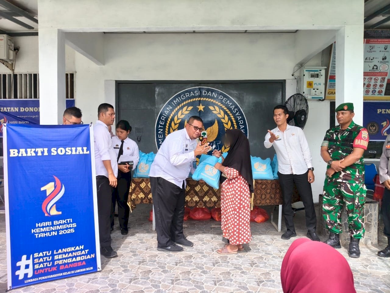 Semarak Hari Bakti Kemenimipas, Lapas Labuhan Bilik Bagikan Sembako untuk Masyarakat Sekitar