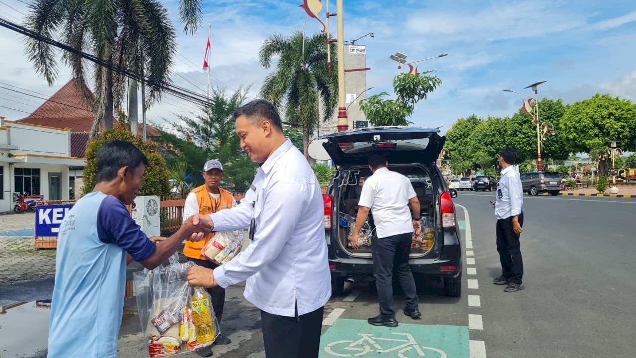 Rayakan HUT Kemenimipas, Rutan Kebumen Bagikan Sembako untuk Warga Sekitar