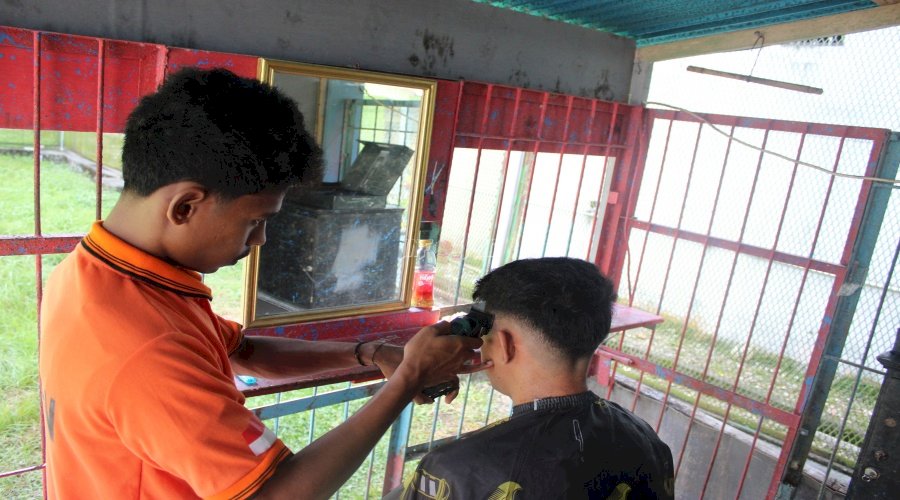Lapas Piru Berdayakan Warga Binaan lewat Program Kemandirian Barbershop