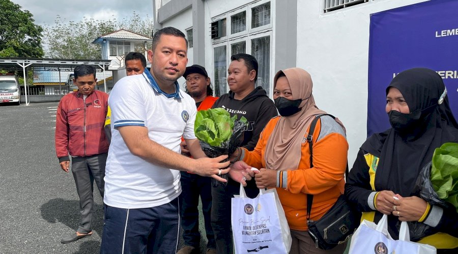 Lapas Tanjung Salurkan Bansos untuk Masyarakat di Momen Hari Bakti Kemenimipas 