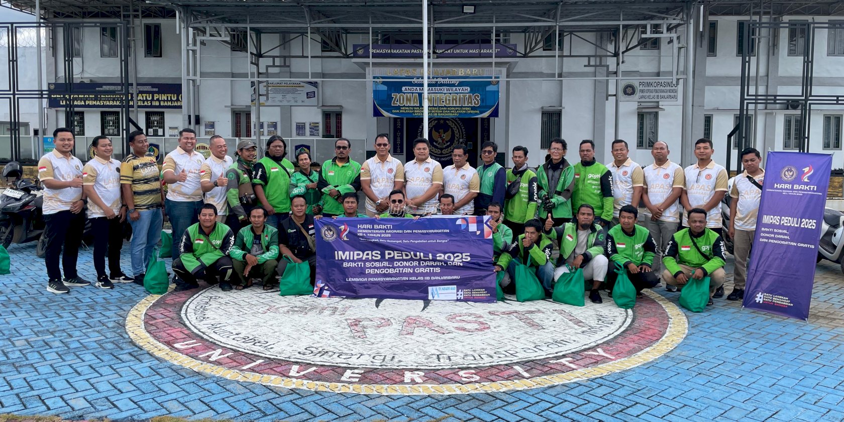Peringati Hari Bakti Kemenimipas, Lapas Banjarbaru Bagikan Sembako kepada Ojek Online