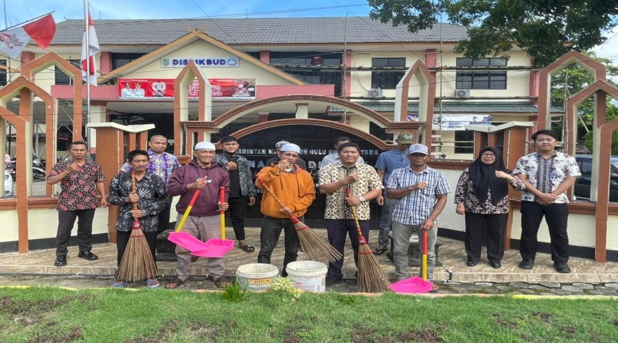 Bapas Amuntai dan Klien Beraksi, Gotong Royong Bersihkan Area Dinas Pendidikan dan Kebudayaan Kab. HSU