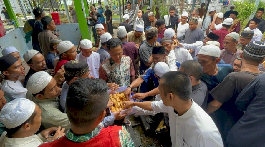Lapas Narkotika Karang Intan Tebar Keberkahan Jumat, Bagikan Gorengan dan Kopi kepada Warga Binaan