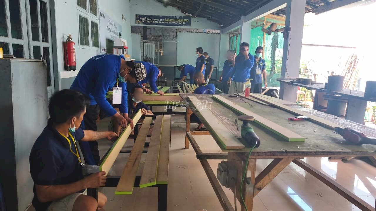 Bekal Kemandirian, Warga Binaan Lapas Sekayu Ikuti Pelatihan Mebel Berlapis HPL