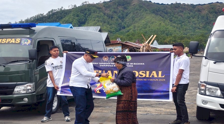Sambut Hari Bakti Kemenimipas, Rutan Bajawa Salurkan Bansos di Kampung Beiposo