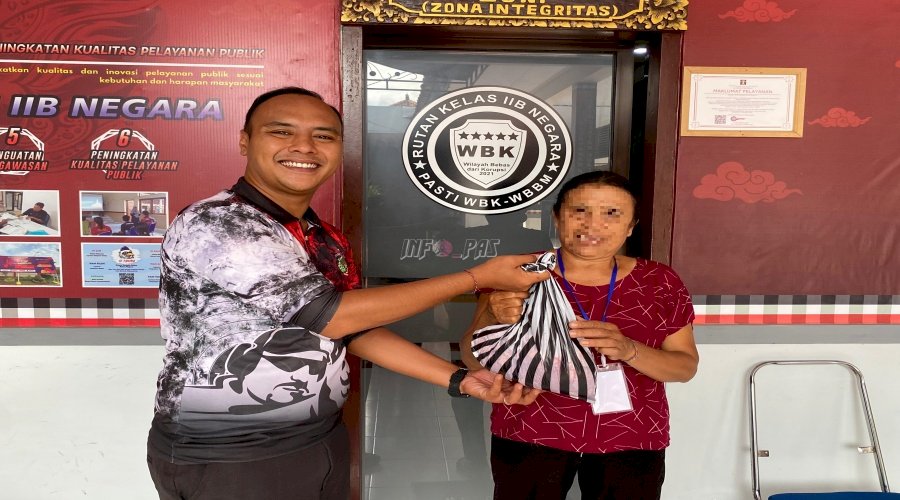 Sambut Galungan dan Kuningan, Rutan Negara Gelar Mepatung dan Pembagian Bansos