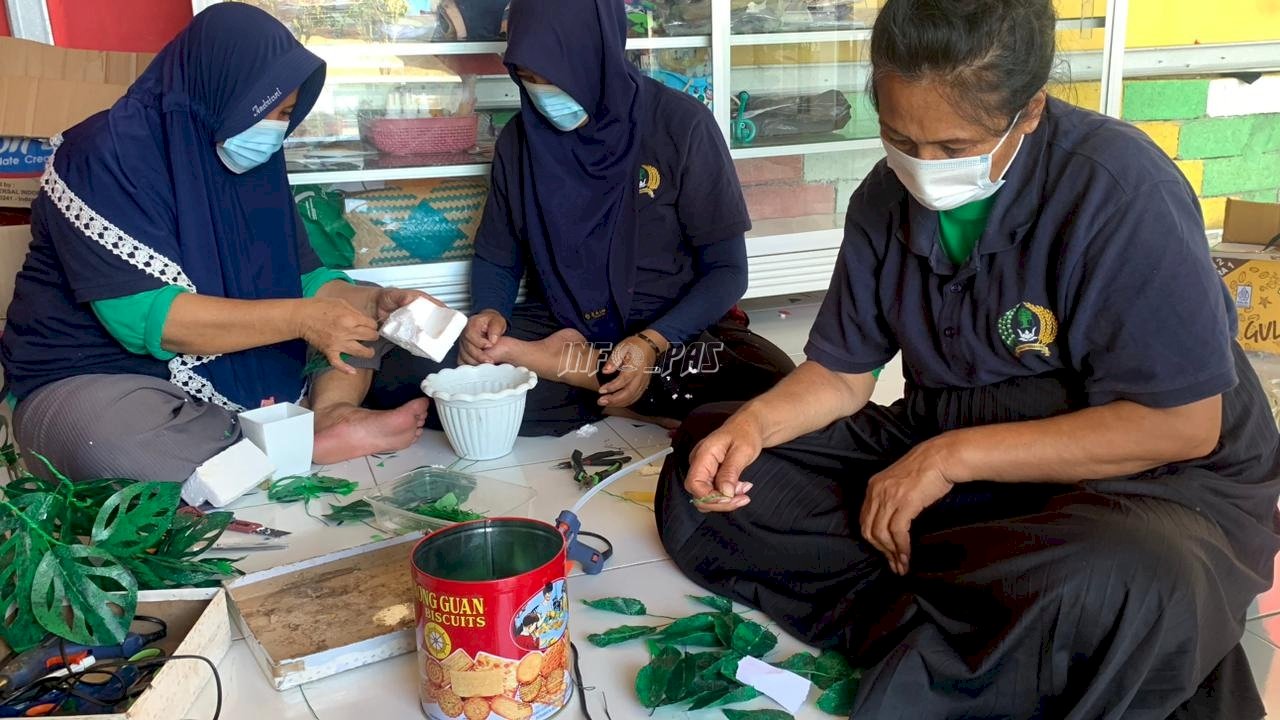 Warga Binaan Lapas Perempuan Palu Kembangkan Kreasi Bunga dari Plastik Bekas