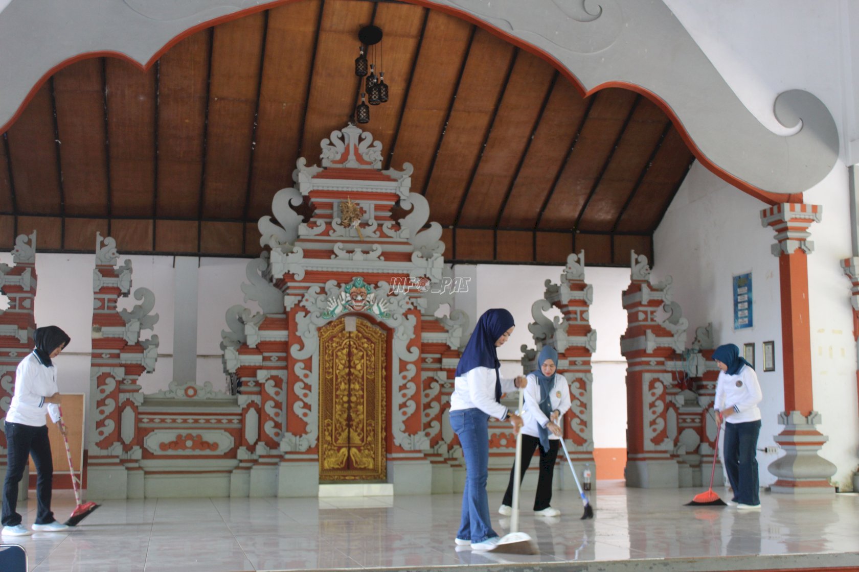 Kanwil Ditjenpas Sultra Bersih-Bersih Pura dan Bagikan Sembako Peringati Hari Bakti Kemenimipas