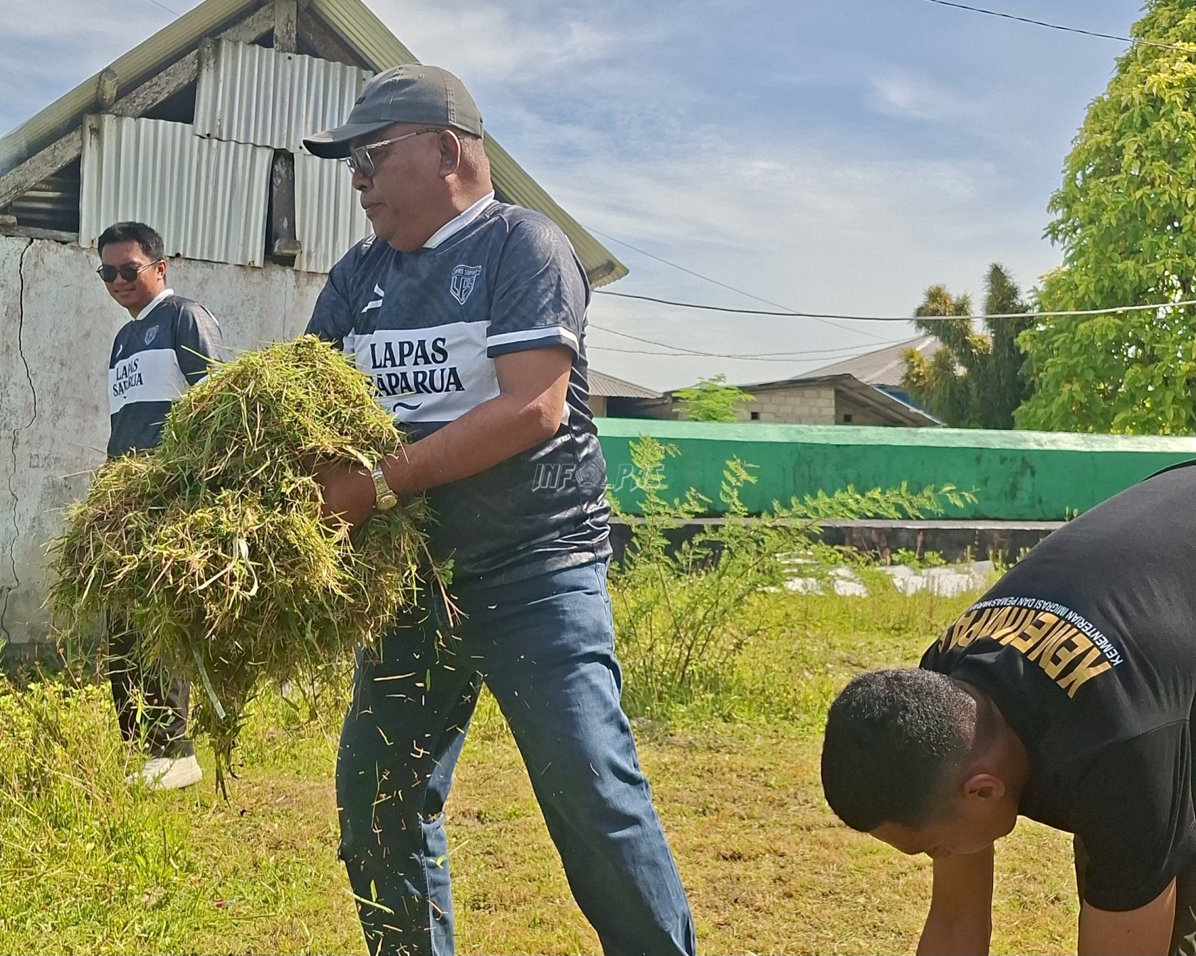 Hari Bakti Kemenimipas, Lapas Saparua Gelar Kerja Bakti dan Bagi Sembako